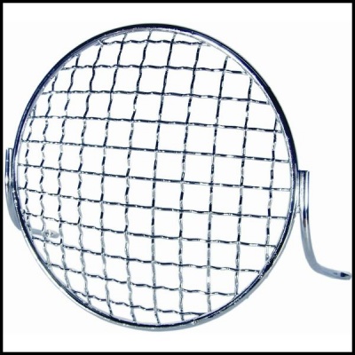 Grade metálica circular com padrão quadriculado e suporte lateral