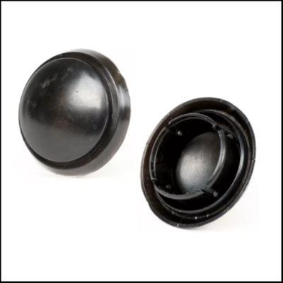 Dois botões redondos pretos em plástico, um de frente e outro de costas