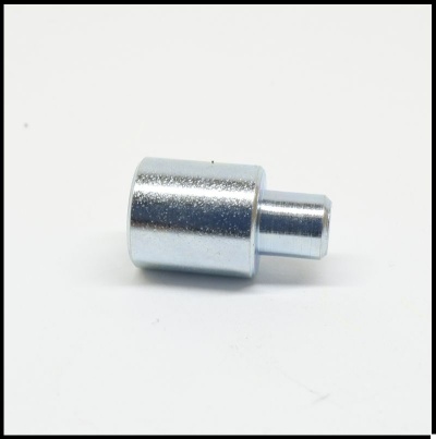 Peça metálica cilíndrica prateada com acabamento brilhante