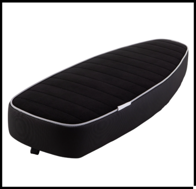 Assento de motocicleta preto com bordas cinzentas em fundo branco