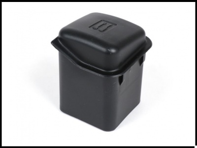 Caixa pequena quadrada de plástico preto com tampa, sobre fundo branco