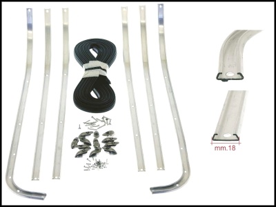 Conjunto de barras metálicas curvas, fita preta, parafusos e suportes sobre fundo branco