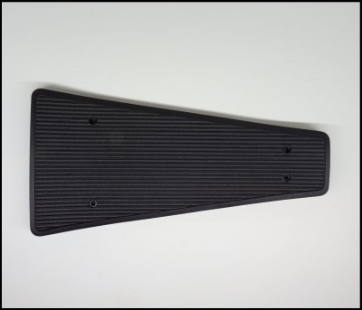 Base triangular preta com textura de linhas paralelas.