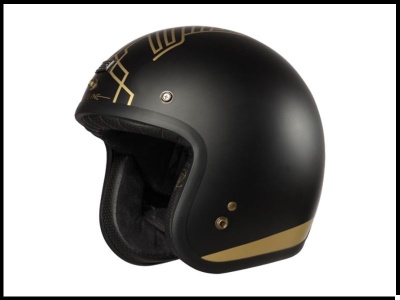 Capacete de moto preto com detalhes dourados e interior acolchoado