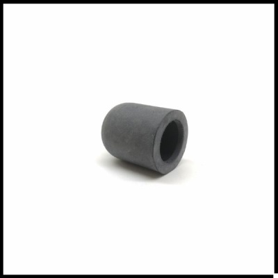 Peça cilíndrica oca cinza escuro sobre fundo branco