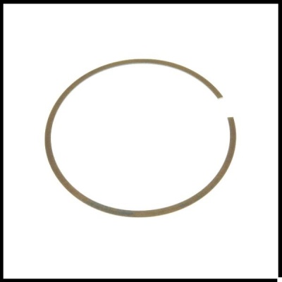 Anel metálico circular cinza com abertura em fundo branco