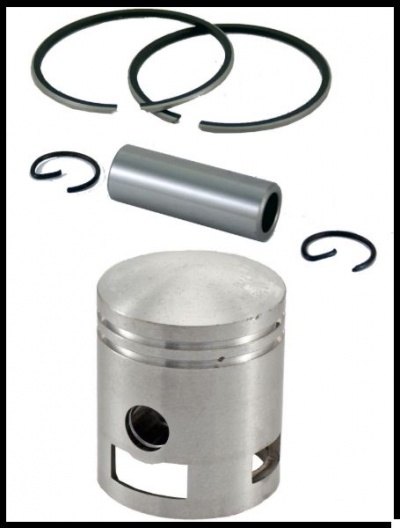 Pistão metálico com anéis de vedação, pino e clipes sobre fundo branco