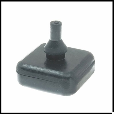 Peça plástica preta quadrada com cilindro central