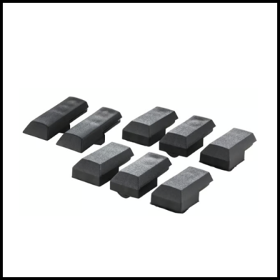 Oito patins de plástico preto sobre fundo branco