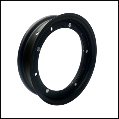 Aro de roda preto de metal com parafusos em fundo branco