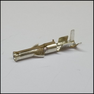 Conector metálico prateado com abas em fundo branco