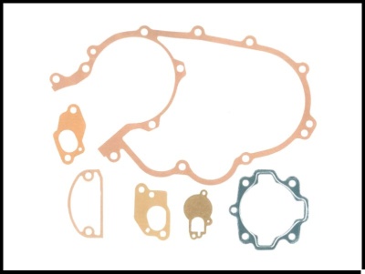 Conjunto de juntas para motor em várias cores e formatos sobre fundo branco