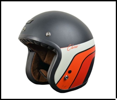 Capacete de moto aberto cinza com faixas brancas e laranjas e texto Classic