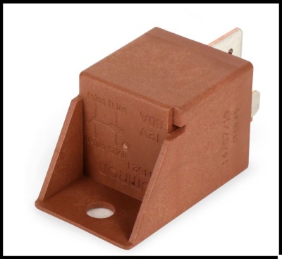 Relé elétrico castanho com terminal metálico e inscrições 12V, 30A, diagrama