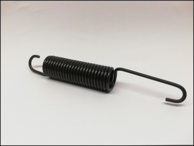 Mola de metal preta com ganchos nas extremidades sobre fundo branco