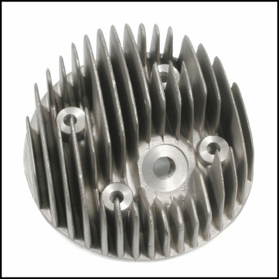 Cilindro metálico redondo com aletas verticais para dissipação de calor