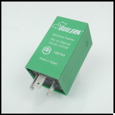 Relé eletrônico verde da marca Gullera com texto branco sobre fundo branco