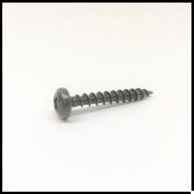 Parafuso preto de metal com rosca grossa em fundo branco