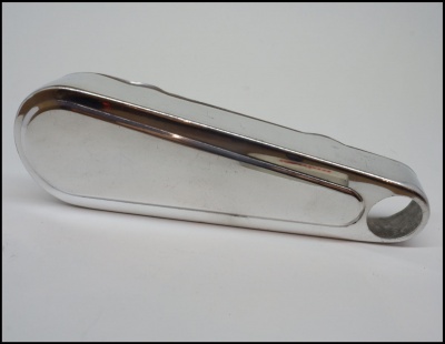 Punho de janela em metal cromado com furo numa extremidade