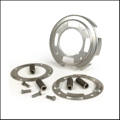 Conjunto de peças metálicas em fundo branco