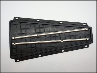 Suporte preto retangular com padrão de quadrados e duas barras metálicas paralelas