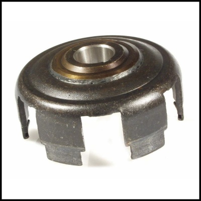 Peça metálica redonda com ranhuras e furo central