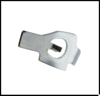 Peça metálica prateada com abertura circular no centro