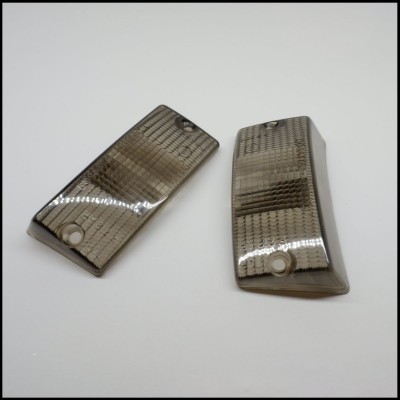 Par de tampas retangulares transparentes com textura cinzenta