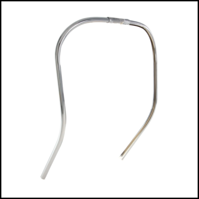 Estrutura metálica cromada curva sobre fundo branco