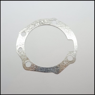 Anilha metálica circular com seis furos sobre fundo branco