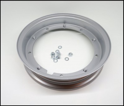 Roda metálica cinza com porcas e arruelas