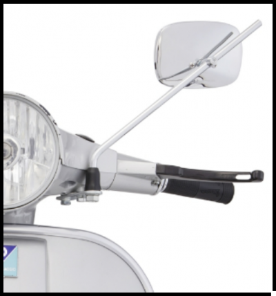 Parte frontal de scooter cinzenta com farol redondo e espelho retrovisor cromado