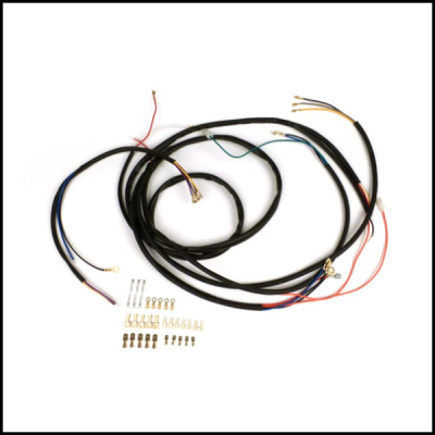 Cabos elétricos pretos com fios coloridos e terminais metálicos organizados