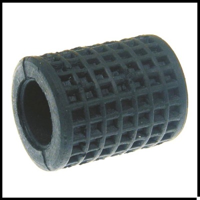 Peça cilíndrica de borracha preta texturizada com orifício central