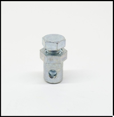 Fixador metálico prateado com porca e corpo cilíndrico