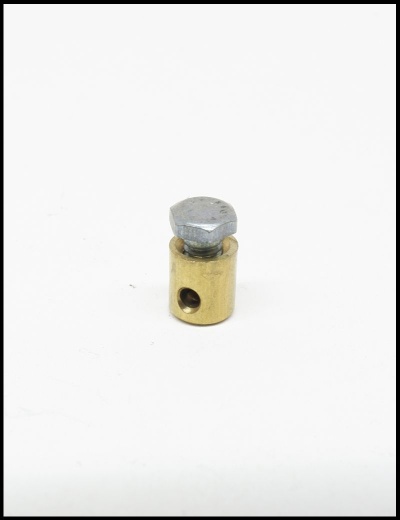 Componente metálico com porca hexagonal e corpo cilíndrico de latão