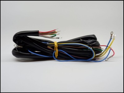 Cabos elétricos pretos com fios coloridos expostos e fita amarela