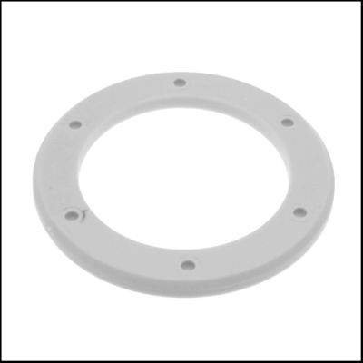 Anel plástico branco com furos sobre fundo branco