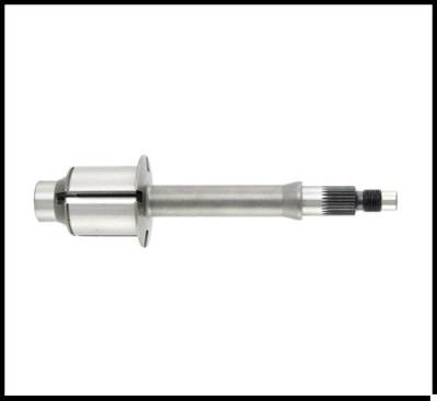 Eixo metálico cilíndrico com flange larga e extremidade roscada sobre fundo branco