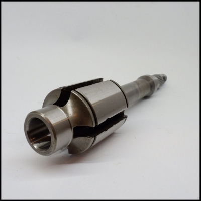 Peça metálica cilíndrica mecânica sobre fundo branco