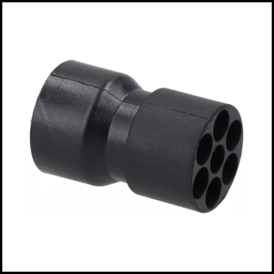 Conector preto plástico com sete orifícios circulares num lado