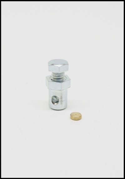 Parafuso e porca cromados com peça metálica dourada