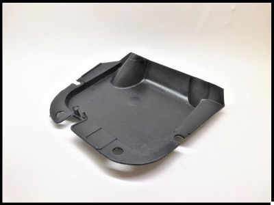 Peça plástica preta com formatos específicos sobre fundo branco