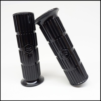 Par de punhos de bicicleta pretos com texturas lineares verticais