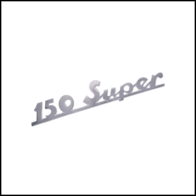 Emblema metálico prateado 150 Super sobre fundo branco
