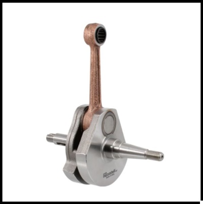 Peça mecânica metálica virabrequim com biela em fundo branco