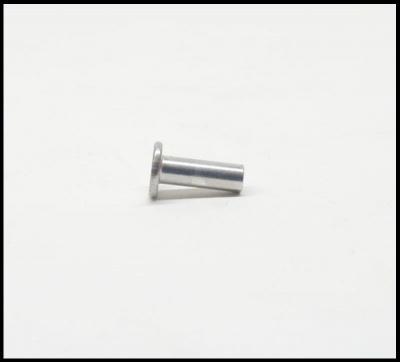 Peça metálica cilíndrica prateada com flange