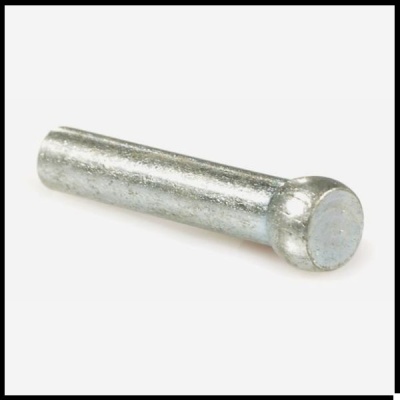 Prego de metal prateado com cabeça redonda