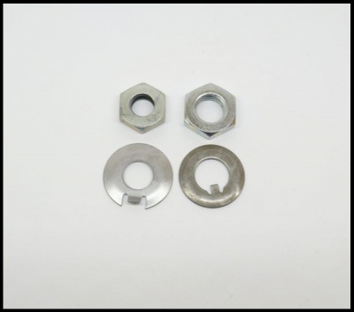 Peças metálicas prateadas sobre fundo branco