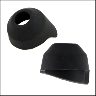 Peças pretas curvas de material borrachoso sobre fundo branco